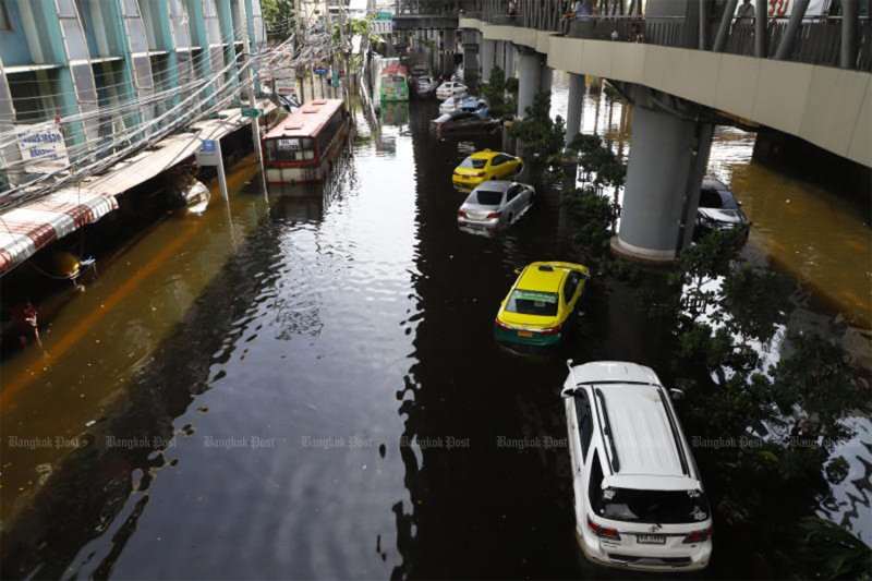Many vehicles are inundated by rising floodwaters in front of Bang Kapi Market in Bangkok on Sept 29, 2026. (Photo: Nutthawat Wichieanbut)