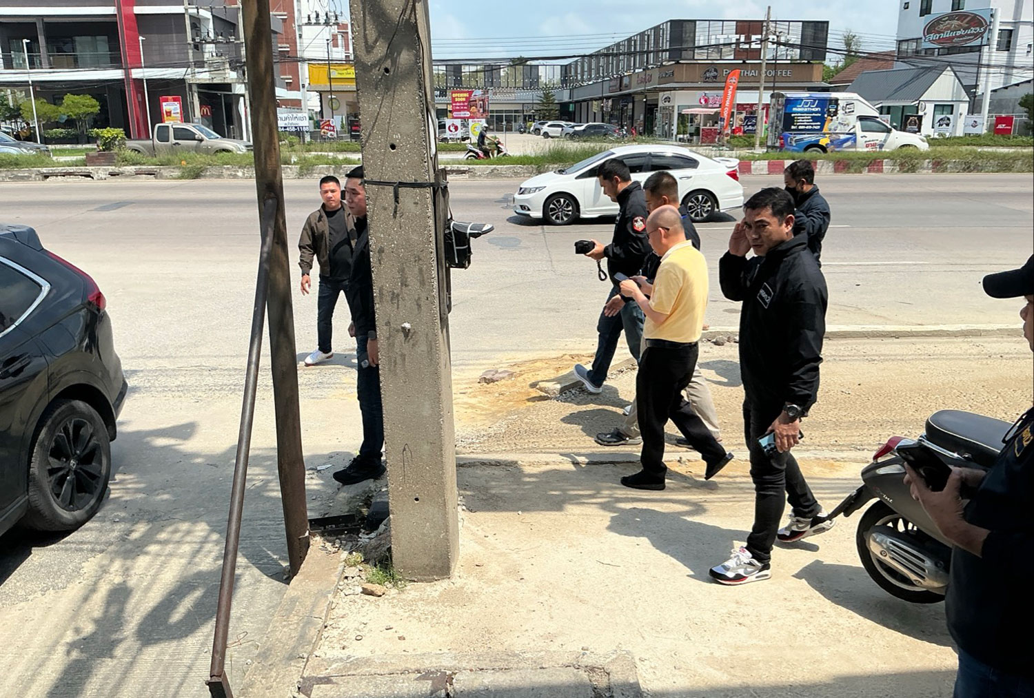Police escort crime victims’ rights activist Atchariya Ruengrattanapong after he was arrested outside the Siam Om Noi boxing stadium in Samut Sakhon on Saturday. (Photo supplied/Wassayos Ngamkham)