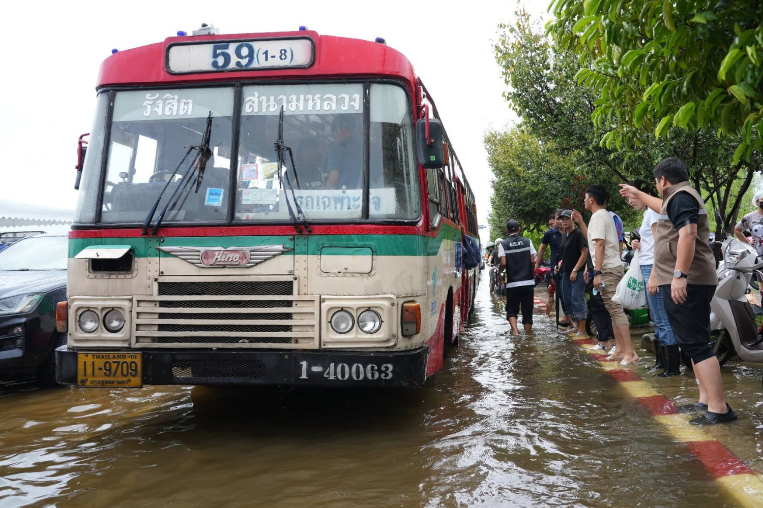 A cream-red bus No. 59, Rangsit-Sanam Luang, on duty during flooding in Bangkok. (Photo: Kittikan Chomdoung Charuworapolkul)