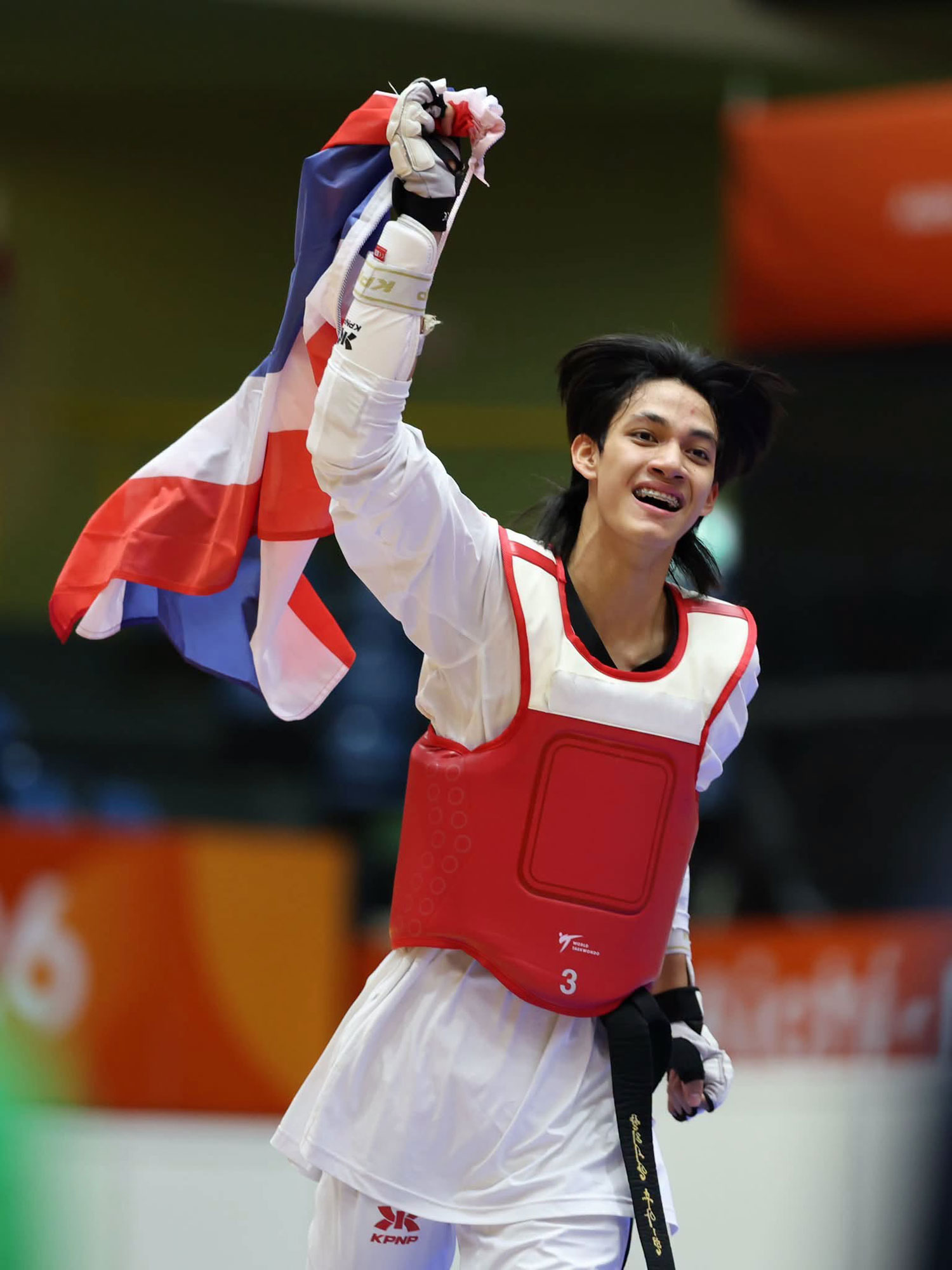 Banlung Tubtimdang defeats Iran’s Mahdi Hajimousaeinafouti in the men’s 68kg final to earn the solitary gold medal for the Thai taekwondo team in Nagoya.
