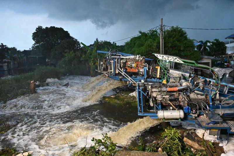 Large pumps operated by the Bangkok Metropolitan Administration (BMA) drain floodwater from Kheha Romklao community in Bangkok's Lat Krabang district on Friday. (Photo: BMA)