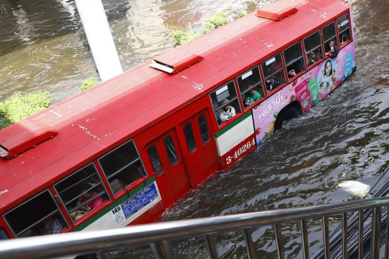 A cream-red bus No. 145, running between Praksa-Bodin and Mochit 2, transports commuters during heavy flooding in late September in Bangkok. (Photo: Nutthawat Wichieanbut)