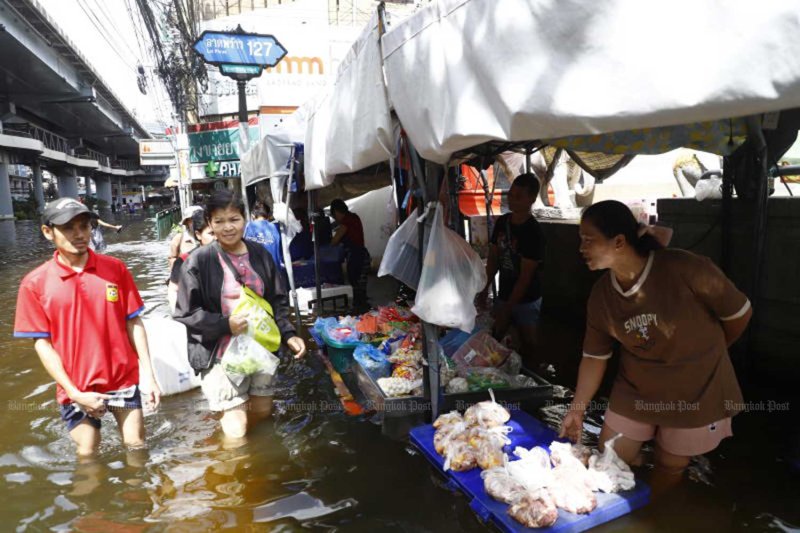 Vendors and customers in floodwater at Bang Kapi market in Bang Kapi district, Bangkok, on Sept 29. Nutthawat Wichieanbut