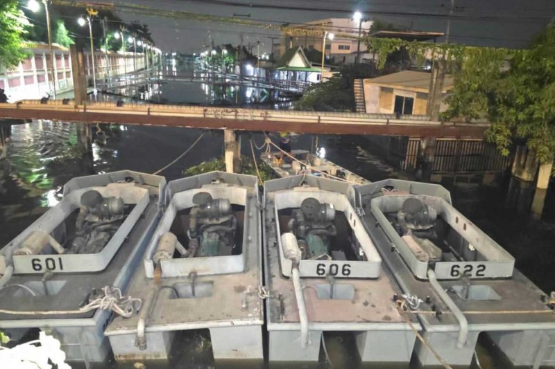 The Royal Thai Navy deploys eight water-pushing boats in Samut Prakan's Lat Krabang canal to speed up drainage and ease flooding. They are part of a 90-boat fleet mobilised across flood-hit areas including Nakhon Nayok and Chachoengsao. photo: ROYAL THAI NAVY