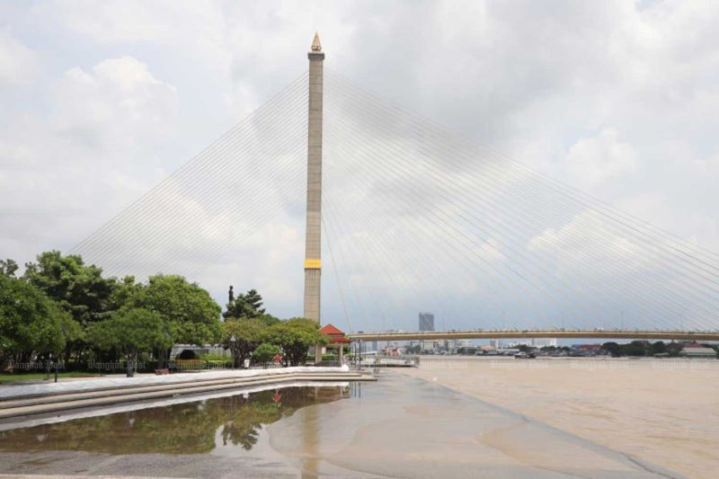 A sandbag wall along the bank of the rain-swollen Chao Phraya River near Rama VIII bridge in Bangkok. (photo: Apichart Jinakul)