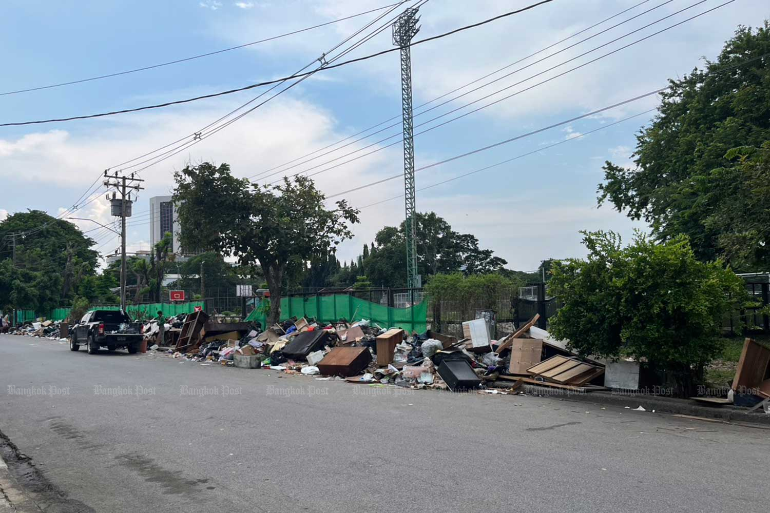 People dump flood-damaged furniture on the side of Nawamin 12 Road in recently heavily flooded Khlong Chan sub-district of Bang Kapi district, Bangkok, on Monday. Prinya Muangarkas
