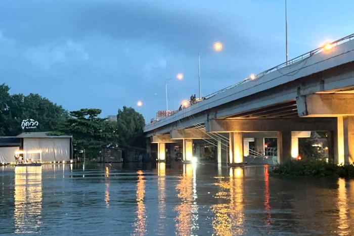 Flooding continues in 26 provinces and Bangkok - Bangkok Post