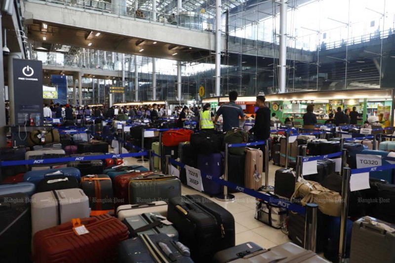 Luggage of Thai Airways passengers accumulates at Suvarnabhumi airport after the flooding prevented baggage handlers reporting for work. (Photo: Nutthawat Wichieanbut)