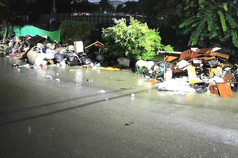 Flood-damaged furniture was dumped on Nawamin 12 Road in Bang Kapi district, Bangkok, early Tuesday morning. Supplied photo
