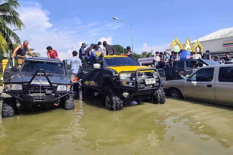 High-clearance vehicles evacuate flood victims in Bang Khla district of Chachoengsao on Tuesday. (Photo: Public Relations Department)
