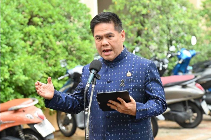 Industry Minister Varawut Silpa-archa speaks to reporters at Government House on Tuesday. (Photo supplied)