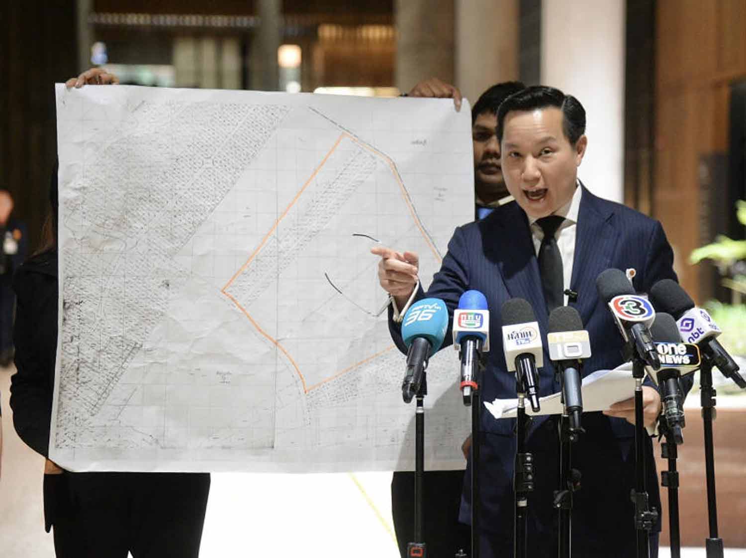 On Oct 1 United Thai Nation Party MP Atavit Suwanpakdee asked why Bangkok governor Chadchart Sittipunt abandoned the 208,000-square-metre Bung Khu Bon water retention area project. Photo: UTN