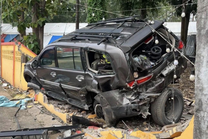 Philippinische Familie rast mit ihrem Auto gegen eine Tempelmauer; ihr ...