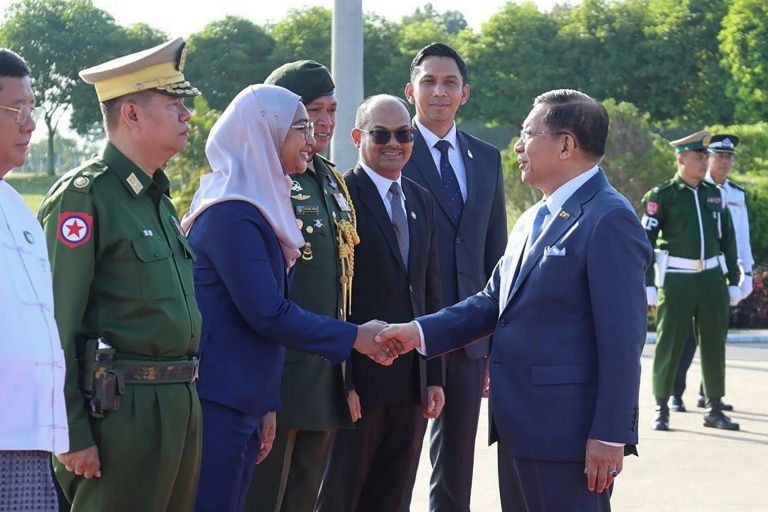 Myanmar's leader has started a visit to Malaysia for migrant return talks.