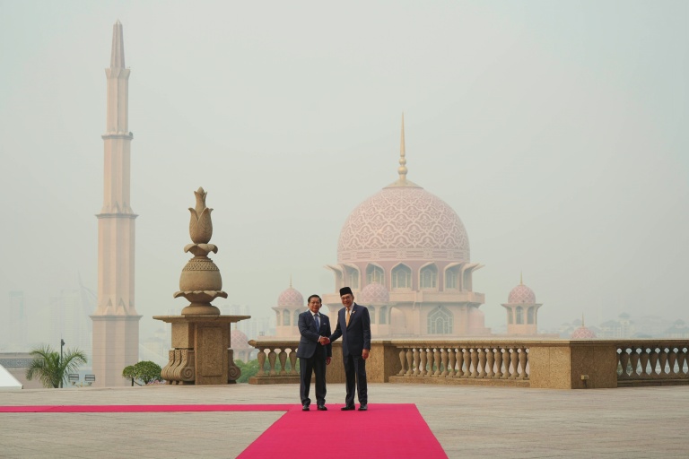 Malaysian Prime Minister Anwar Ibrahim welcomes Myanmar&rsquo;s Min Aung Hlaing to Putrajaya on Oct 7, 2026. (Photo: AFP)