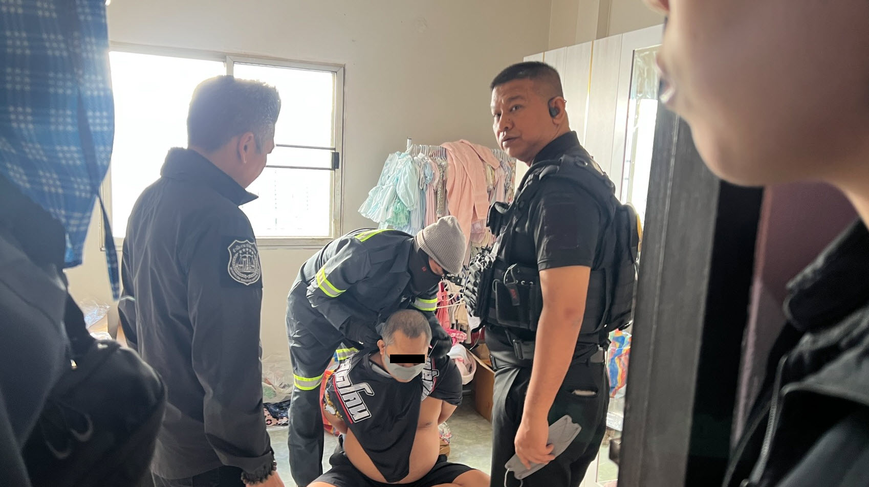 Main suspect “Bang Dam” is taken into custody in Samut Prakan. (Photo: Wassayos Ngamkham)
