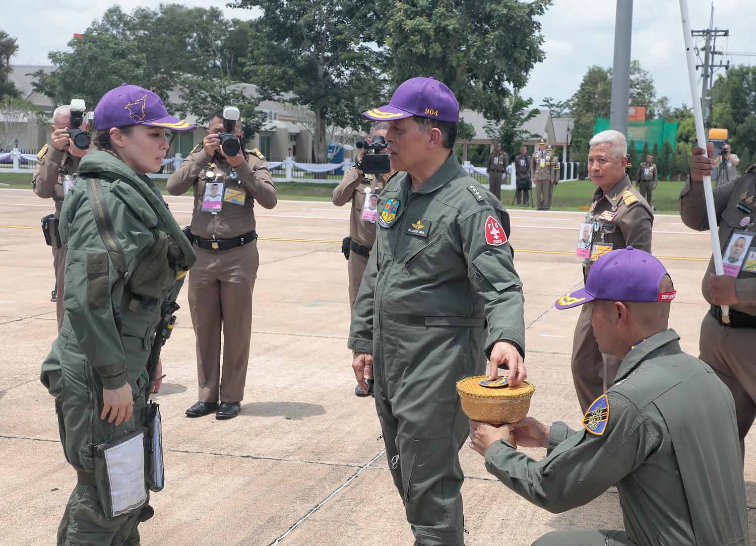 His Majesty the King presents a Gripen Order Golden Patch to Her Majesty the Queen.