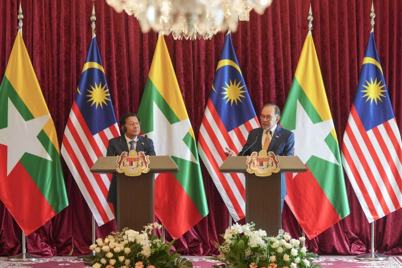 Myanmar President Min Aung Hlaing (left) and Malaysian Prime Minister Anwar Ibrahim attend a joint press conference following their meeting in Putrajaya on Oct 8, 2026. (Photo: AFP)
