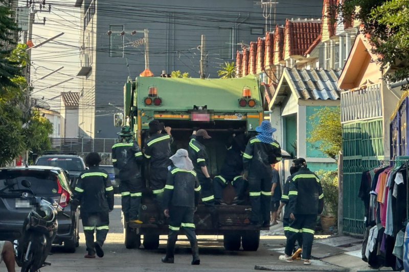 Police officers, dressed as trash collectors, visit a community near the end of Soi On Nut in Bangkok to search for drug suspects. (Photos: Wassayos Ngamkham)