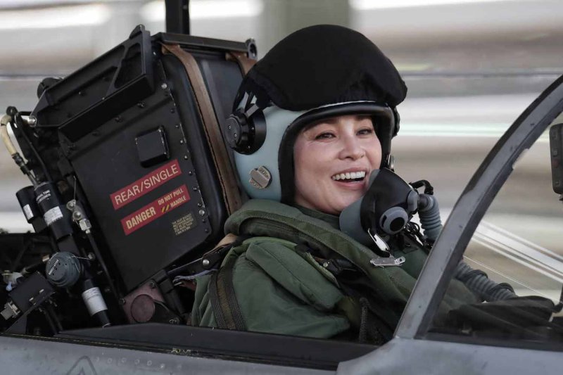 Her Majesty the Queen in a JAS 39 C Gripen jet at Wing 7 in Surat Thani on Thursday. (Photos: Bureau of the Royal Household)