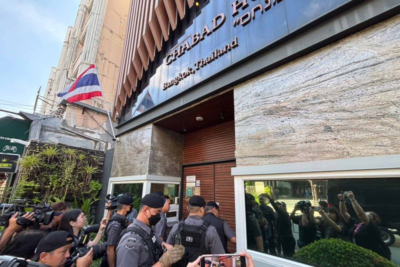 Officials enter Chabad of Bangkok on Phra Athit Road in Phra Nakhon district on Thursday. (Supplied photo)