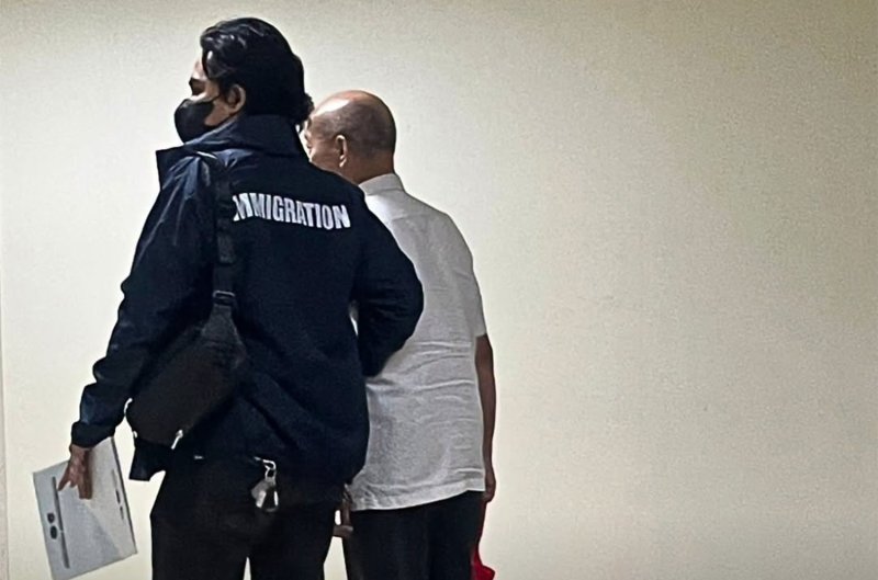 Phaophadet Worabut, a former executive of PTT Exploration and Production Plc (PTTEP) wanted in connection with a high-profile Rolls-Royce bribery case, (right), is being brought back to Thailand from Indonesia. (Photo: National Anti-Corruption Commission)