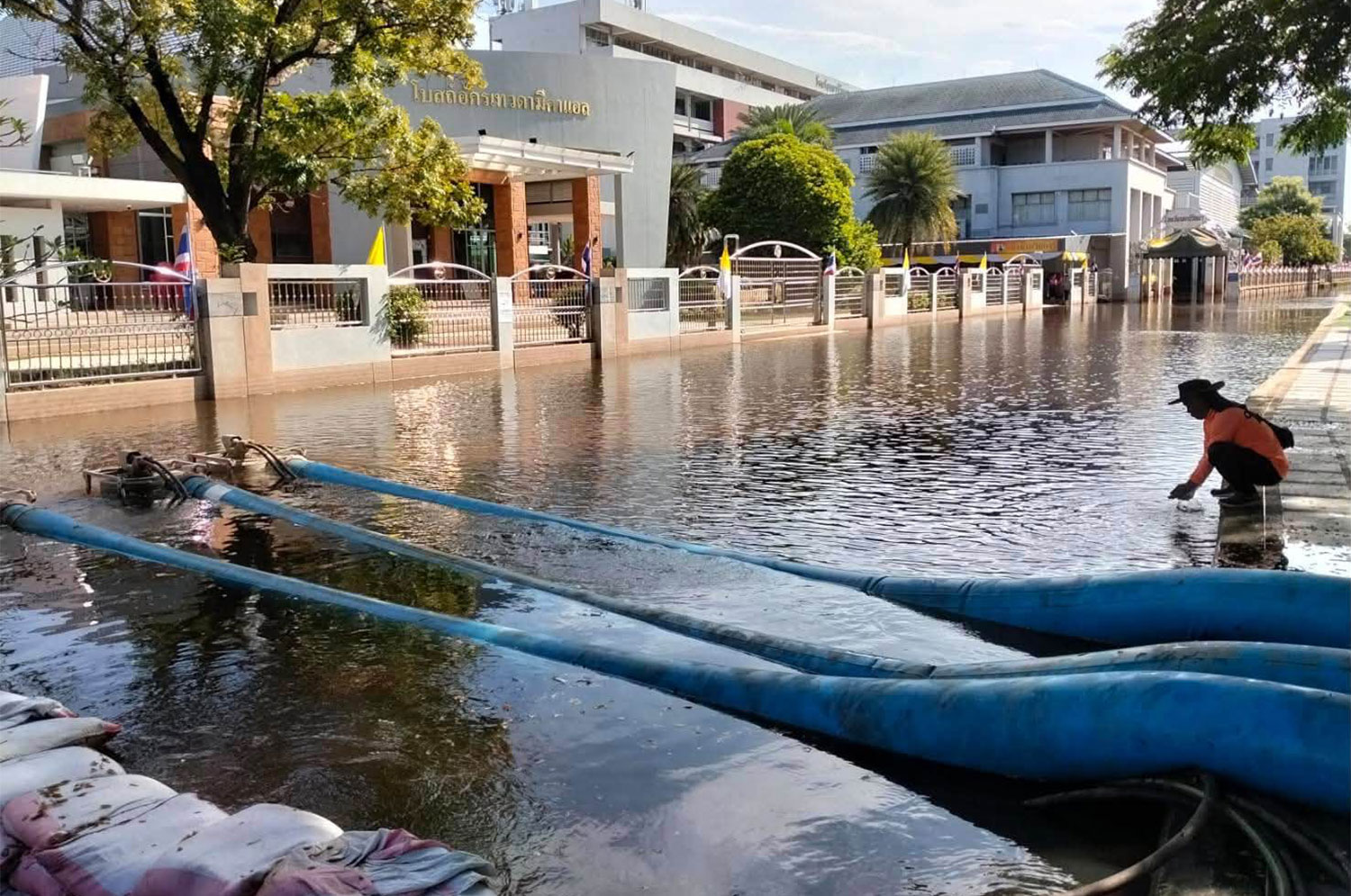 Floodwaters are pumped from a municipal area in Prachin Buri on Oct 8. (Photo: Prachin Buri provincial public relations office)