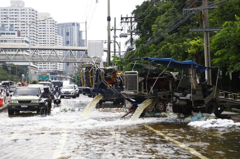 Large pumps of the private sector were deployed to drain floodwater from the Klong Chan housing estate and surrounding areas in Bang Kapi district, Bangkok on Sept 30. (Photo: Nutthawat Wichieanbut)