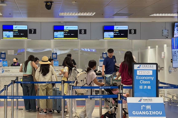 Passengers wait for check-in to a China Southern Airlines flight to Guangzhou, at Chiang Mai Airport. (Photo: Chiang Mai Airport)