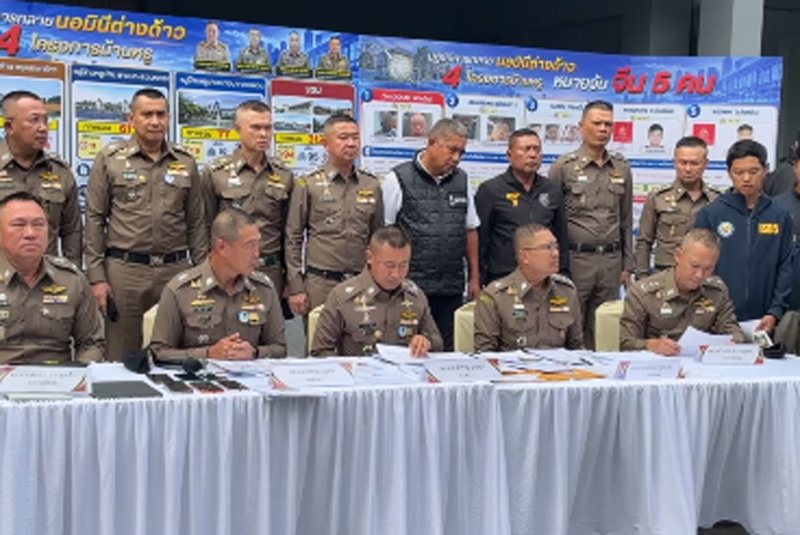 A Chinese suspect, left, is questioned by a police investigator and national police chief Samran Nualma, right, following a crackdown operation in which 11 suspects were arrested during raids on 17 locations in Bangkok on Saturday. (Photo: Provincial Police Region 2)
