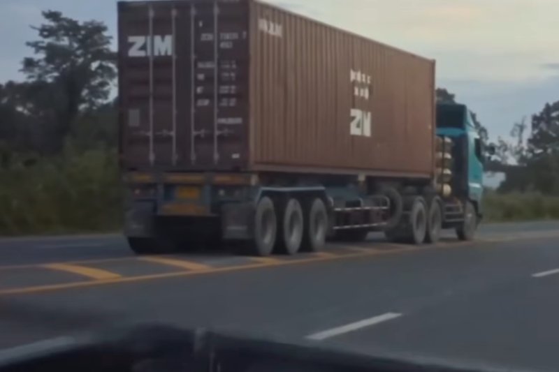 One of the two trailer trucks suspected of carrying industrial waste from Chon Buri to a factory in Kabin Buri district of Prachin Buri. (Screenshot)