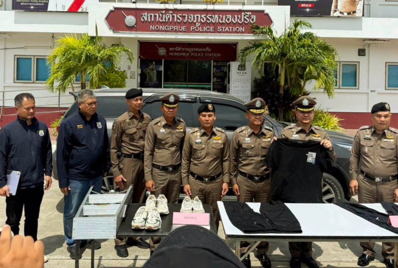 An immage from CCTV captures four of the five suspects walking together after the robbery in the early hours of Oct 6 in Pattaya. (Photo: Amporn Sangkaew)