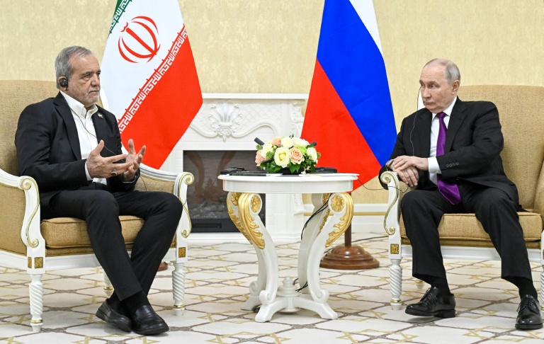 Russian President Vladimir Putin speaks with Iranian President Masoud Pezeshkian on the sidelines of a regional summit in Turkmenistan on Friday. (Photo: AFP)