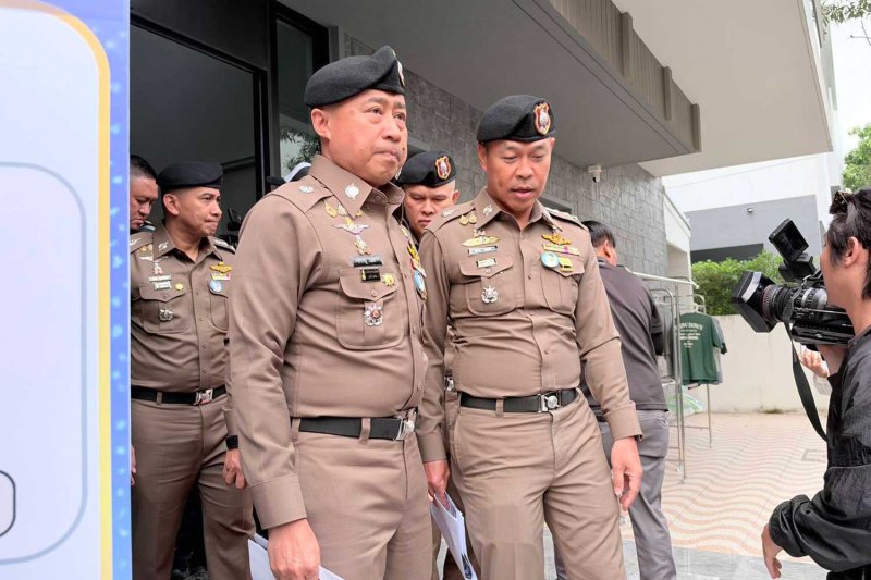 National police chief Pol Gen Samran Nualma, left.