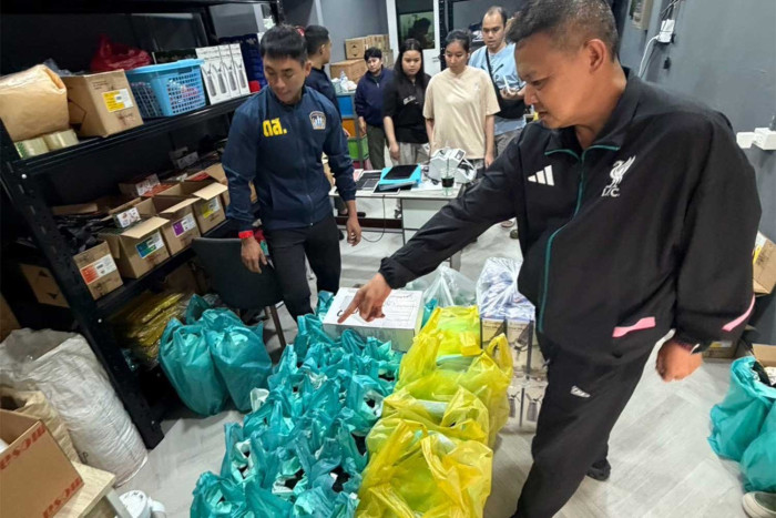 Polizei verhaftet Frauen, die Lachgas auf der Khao San Road in Bangkok ...