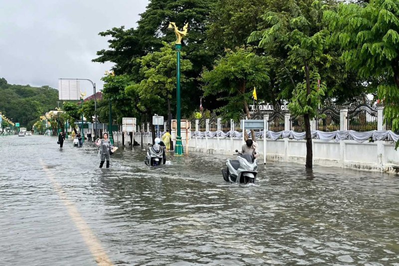 Heavy rain causes flooding in Muang district of Phetchaburi on Sunday. (photo: Chaiwat Sadyam)