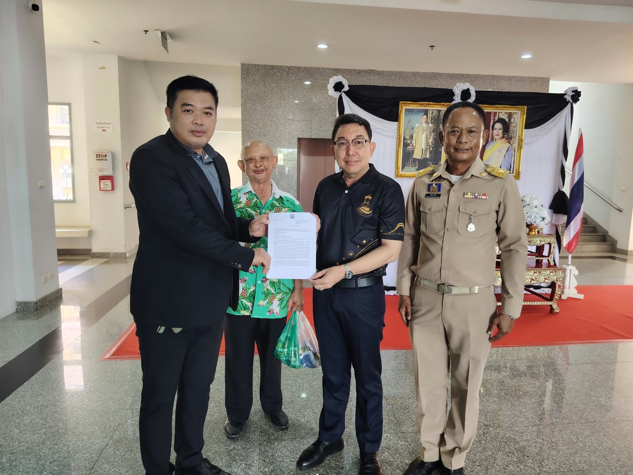 Representatives of the environmental volunteer network visited Phetchabun City Hall to submit a petition to provincial governor Saranyu Meethongkham. (Photo: Sunthorn Khongworakhom)