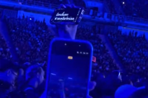 A person holding the phone with the message 