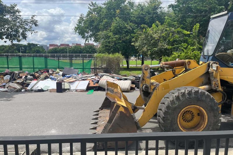 A bulldozer is deployed to clear flood debris on Nawamin 12 Road in Khlong Chan sub-district of Bang Kapi district, Bangkok, on Sunday. Supplied photo