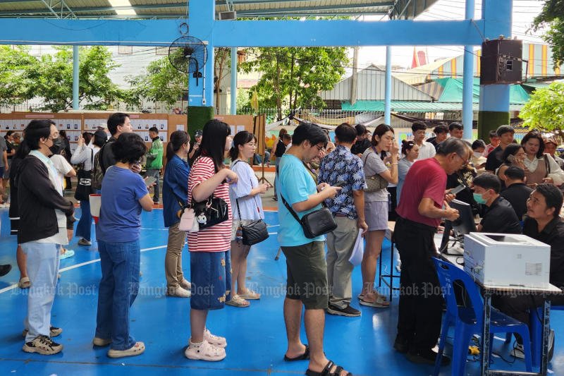 Voters check their names on electoral rolls and cast their ballots in the Social Security Office Board election, at Wat Bang Toei School in Bangkok's Bueng Kum district on Sunday. (Photo: Varuth Hirunyatheb)