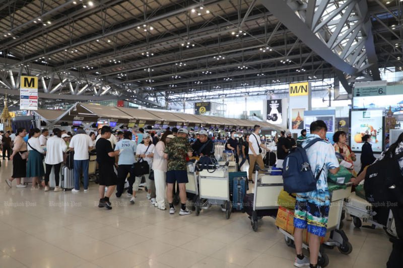 Tourists at the Suvarnabhumi airport. (Bangkok Post file photo)