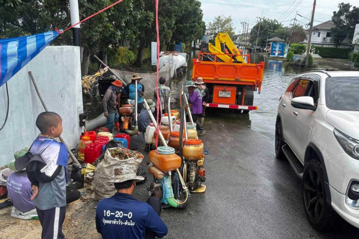 Floods persist in Bangkok and 20 provinces