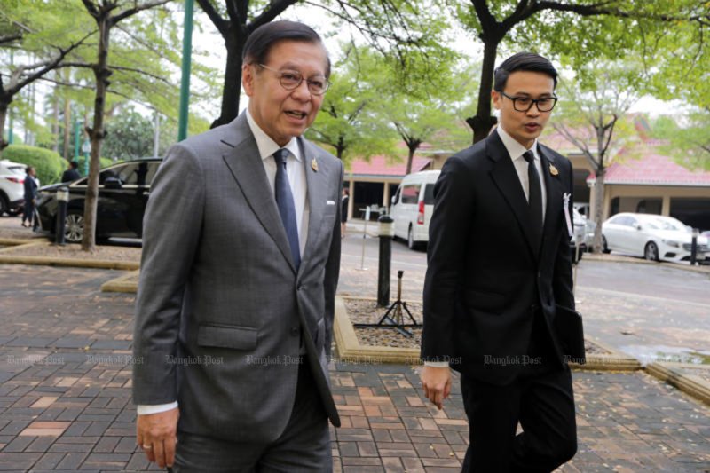 Foreign Affairs Minister Sihasak Phuangketkeow, left, arrives at Government House on Oct 6 to attend the weekly cabinet meeting. (Photo: Chanat Katanyu)