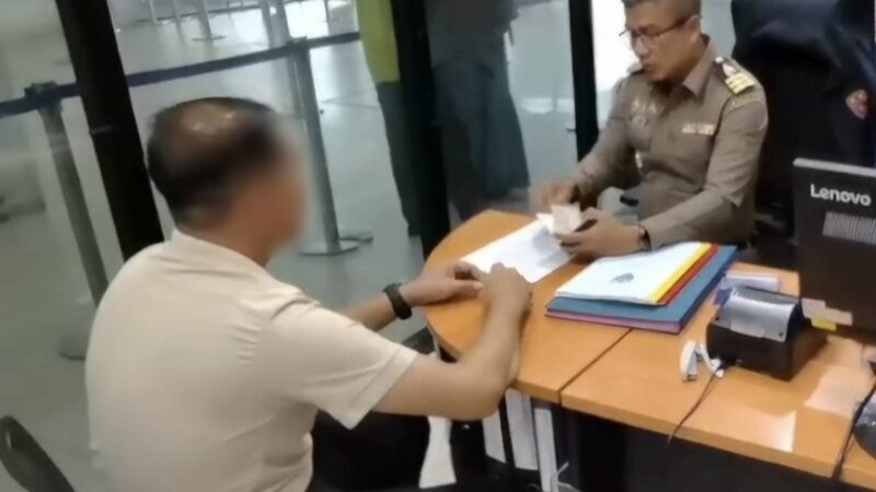 One of the male suspects is questioned by immigration police. (Photo: Assawin Pakkawan)