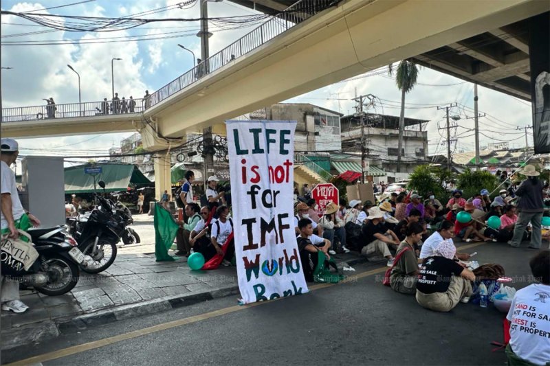 Demonstrators gather at the Rama IV intersection near the Queen Sirikit National Convention Center in Bangkok on Thursday morning. (Photos: Nannalin Tiengtae)