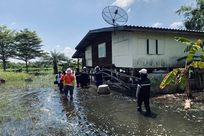 Provincial officials visit a flooded house in Ongkharak district of Nakhon Nayok province on Thursday. (Photo: Public Relations Department)