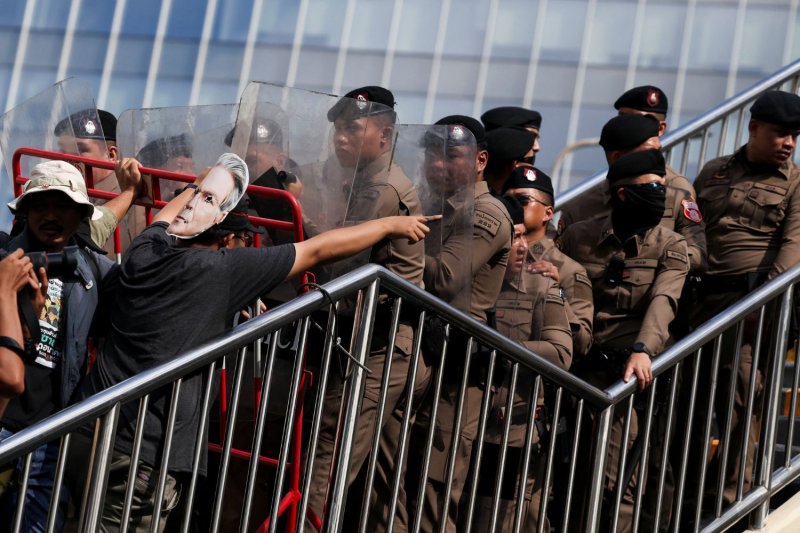 Demonstrators and police clash on a pedestrian bridge when protesters attempted to hang banners. (Photo: Reuters)