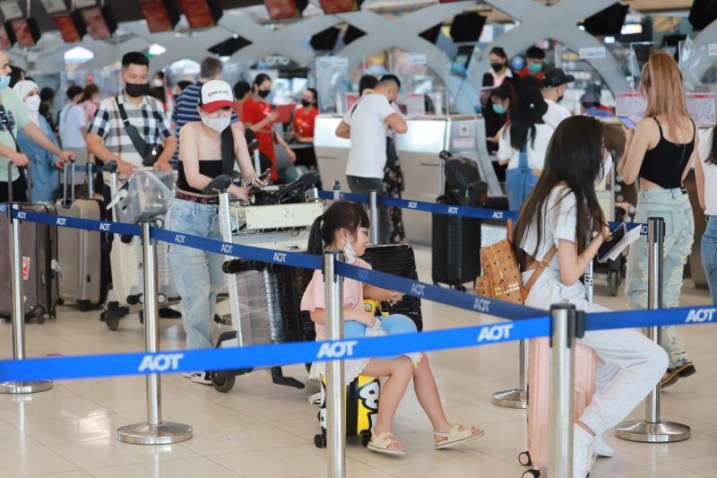 Air travellers form a check-in line at Suvarnabhumi airport. The new inspection rules which allow authorities to check any suspicious checked luggage with no owner present during the process take effect on Friday. (File photo: Bangkok Post)