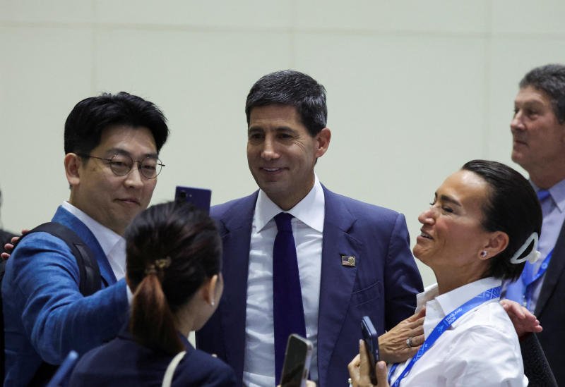US Federal Reserve Chair Kevin Warsh stands for a selfie with attendees at the annual meetings of the International Monetary Fund and World Bank at Queen Sirikit National Convention Center on Friday. (Photo: Reuters)
