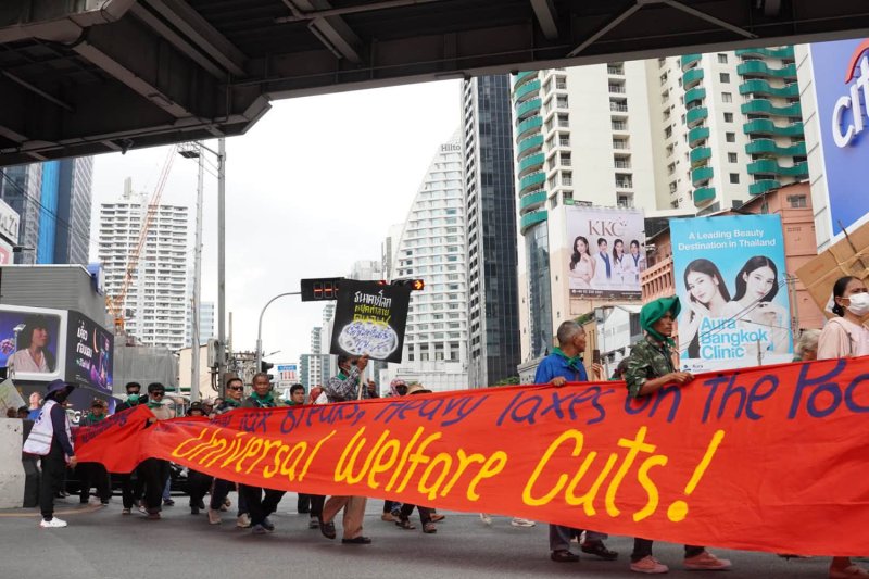 Protesters walking on Friday from Lumphini Park to protest the International Monetary Fund and World Bank are stopped by a police blockade. (Photo: Wassayos Ngamkham)